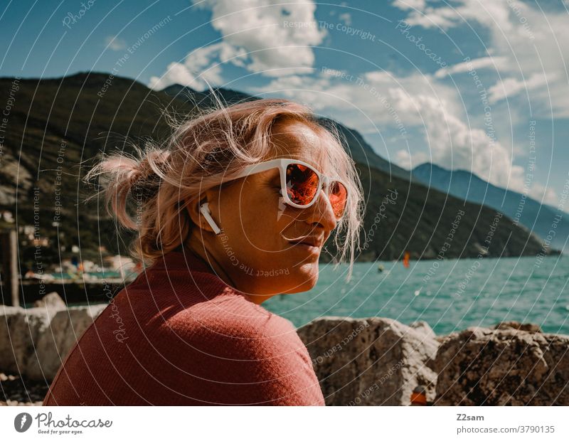 Junge Frau am Gardasee gardasee norditalien Torbole Urlaub sonnebrille sehen Gewässer Sommer Sonne hübsch schoen Erholung Lifestyle Reise Natur lange haare