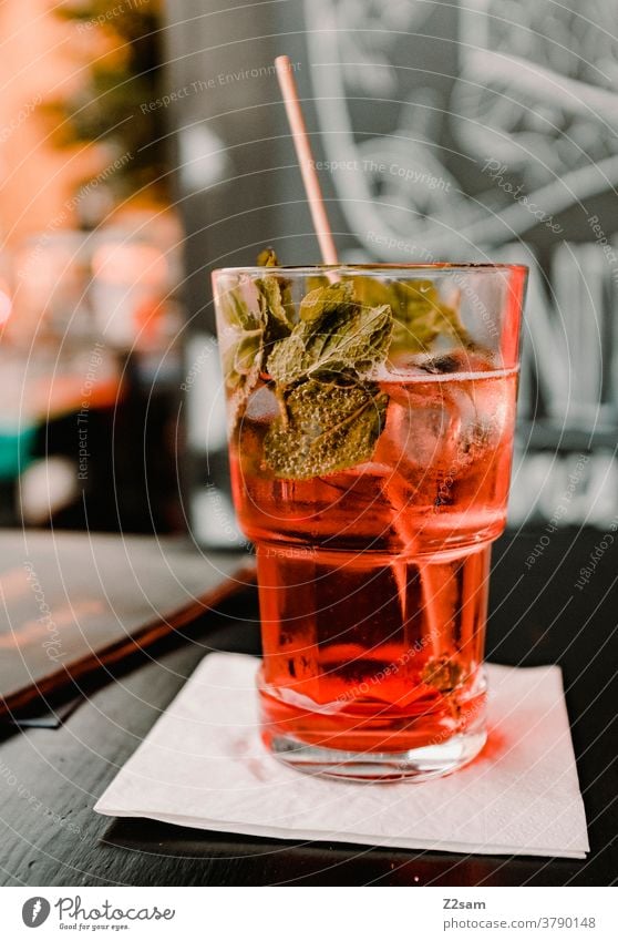 Aperol-Spritz getränk Cocktail Alkohol verrotten minze kühl erfrischung Bar Restaurant trinken Urlaub Sommer Glas Longdrink Erfrischungsgetränk Getränk Farbfoto