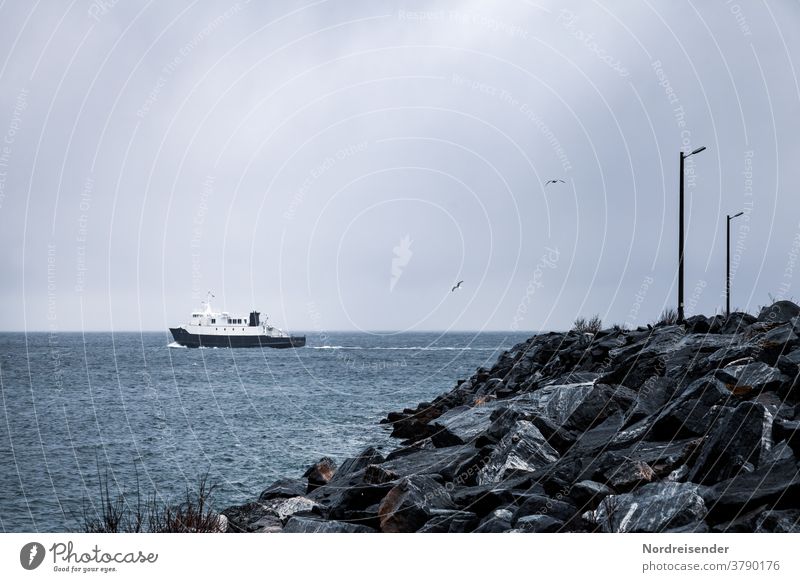 Kleine Fähre im Polarmeer vor Norwegen fähre norwegen troms insel fährverbindung maritim schiff fährschiff anleger fährhafen karg mole straßenlampe melancholie