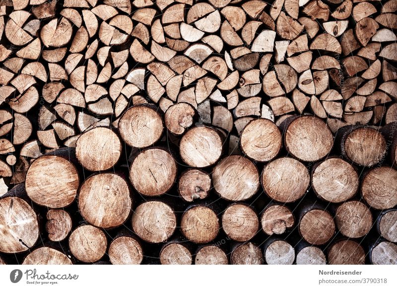 Holzstapel und Lagerung von Kaminholz hintergrund brennholz kaminholz holzstapel autark nachhaltig energie heizen heizkosten brennmaterial struktur textur