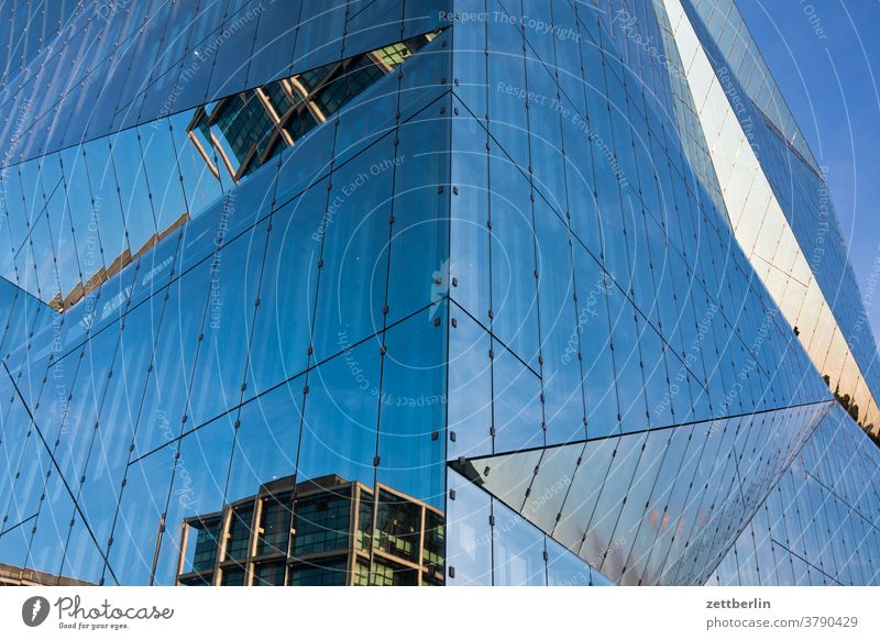 Spiegelnde Fassade am Cube Berlin architektur berlin büro city cube cube berlin deutschland dämmerung fassade froschperspektive glas hauptstadt haus himmel