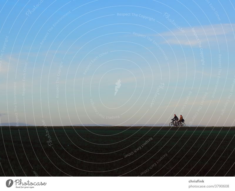 Radfahrer am Horizont in Morgendämmerung rad fahrrad mobil umwelt Außenaufnahme energie feld horizont Himmel Natur Landschaft