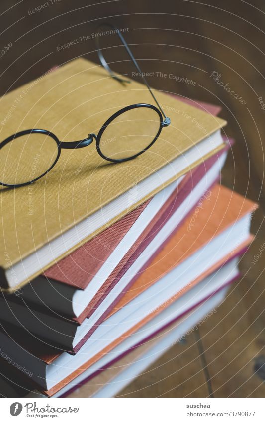 stapel bücher mit brille oben drauf Buch Bücher Bücherstapel Brille Ruhe Entspannung lesen Zeit Herbst Winter kalte Jahreszeit Herbstfarben Zeitumstellung