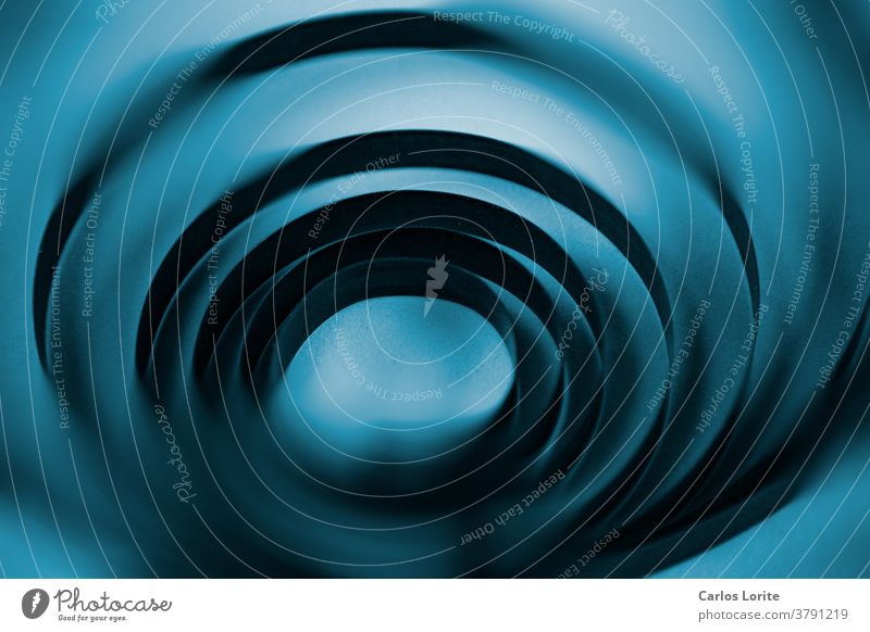 Metallspirale mit Unschärfeeffekten in blauem Farbton abstrakt aquatisch Verwirbelung Umfang liquide schwarz Probenehmer Tapete Felsen Design Wirbel Kunst