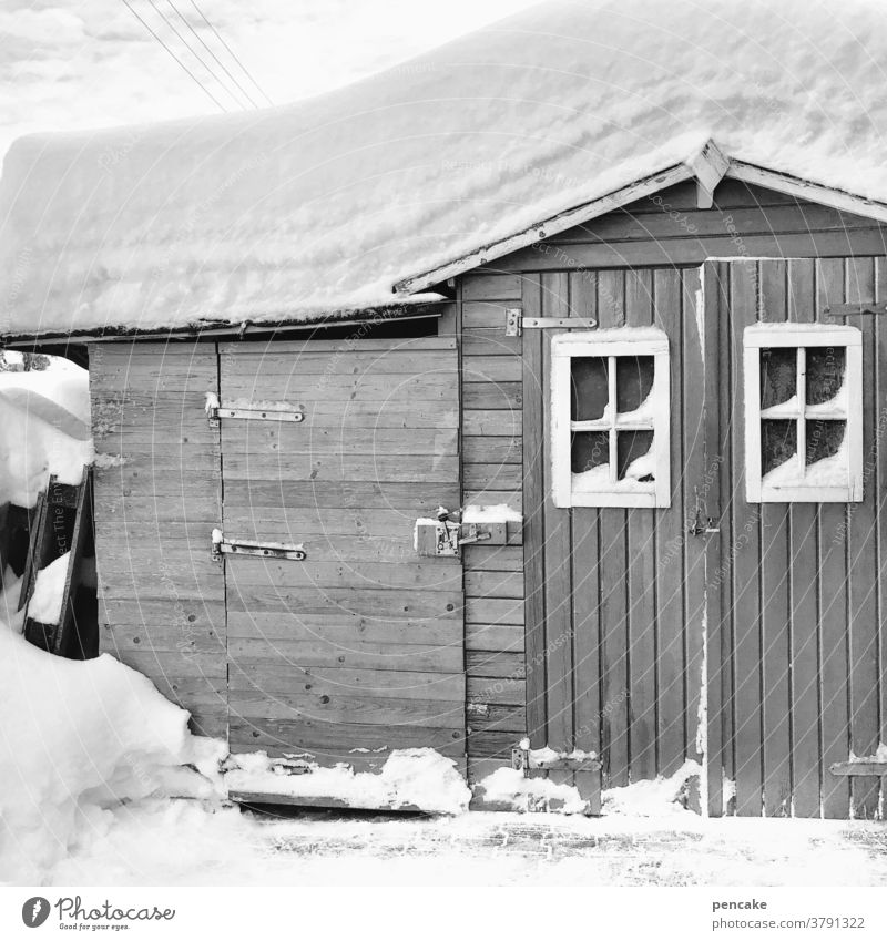 kunst am bau | in watte gepackt Winter Hütte Holzhütte Schneedecke Watte Frost kalt Klimawandel weiß Schneelast schwer Gewicht Gefahr zusammenbrechen Angst