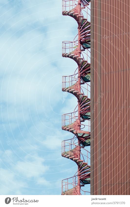 notwendige Treppe in Rot Architektur Fluchtweg vertikal Wege & Pfade Symmetrie spindeltreppe Sicherheit Treppengeländer Strukturen & Formen Notausgang