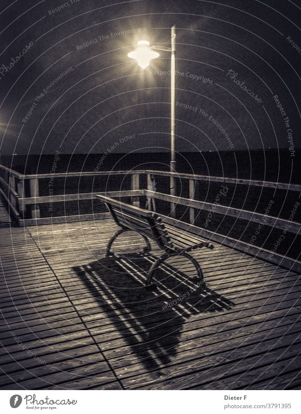 Bank auf einer Seebrücke Usedom Ostsee Meer Insel Laterne Geländer Parkbank Küste Menschenleer Außenaufnahme Schwarzweißfoto dunkel Nacht Licht Holz Schatten