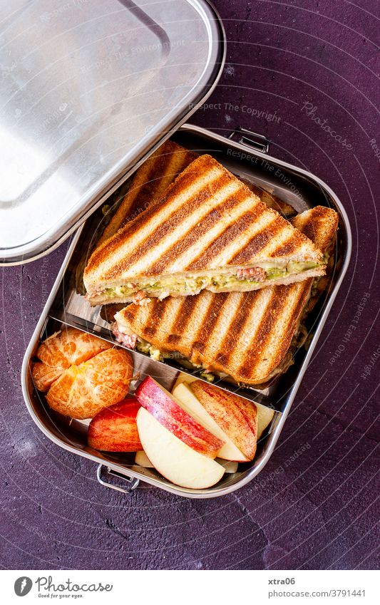 Eine Lunch-Box / Snack-Box mit Sandwiches, Apfel und Mandarine. Foodfotografie Lebensmittel Lunchbox Mittagszeit Apfelspalte Belegtes Brot Ernährung Essen