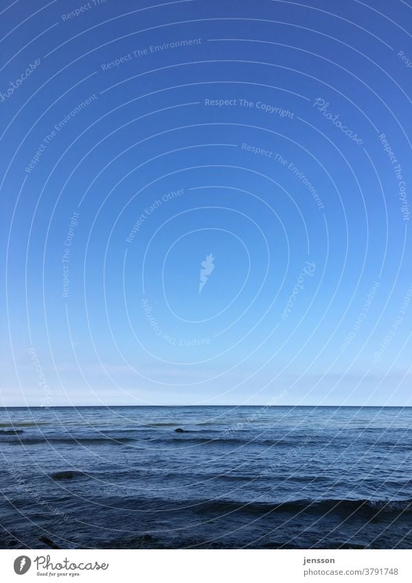 blauer Himmel, Horizont und das Meer Ostsee Meereslandschaft Meerwasser Blauer Himmel Sellin Wellen Wolkenloser Himmel Ozean ruhig ruhige Umgebung