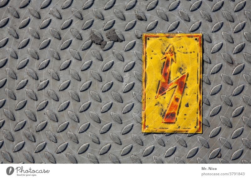 Vorsicht Hochspannung Schilder & Markierungen gelb rot Achtung Gefahr Warnschild Warnhinweis bedrohlich Warnung Hinweis Elektrizität Strom Dreieck