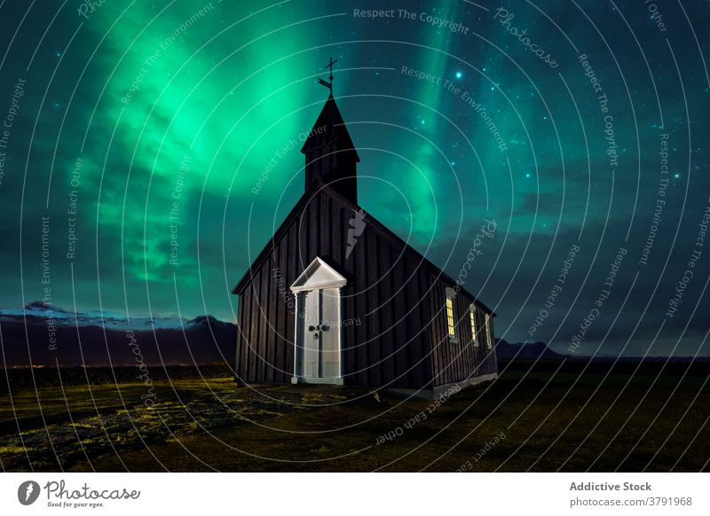 Kleine Kirche in der Nacht gegen den Himmel mit Polarlicht Nordlicht Aurora Erscheinung Gebäude nördlich Licht Stern Island Landschaft malerisch Wiese hölzern