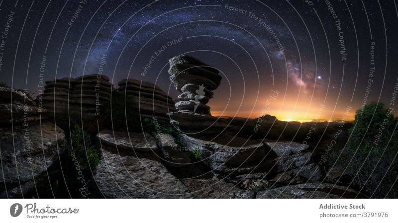 Malerisches felsiges Gelände bei sternenklarer Nacht Felsen Milchstrasse Landschaft vulkanisch porig malerisch Himmel Berge u. Gebirge spektakulär dunkel