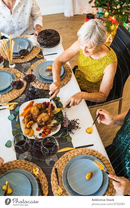 Anonyme Freunde essen leckeres Essen während einer festlichen Veranstaltung Lebensmittel Speisekarte Abendessen Dekoration & Verzierung Weihnachten Alkohol