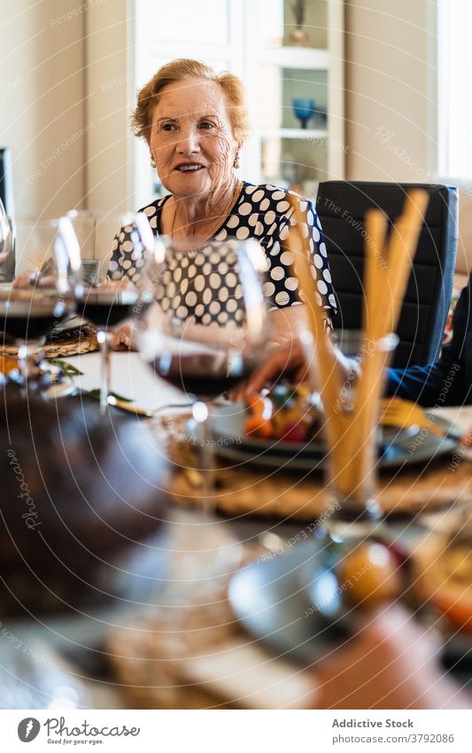 Lächelnde Frauen interagieren am Tisch während des Weihnachtsessens Lebensmittel Abendessen Alkohol Freund feiern Weihnachten festlich flach Rotwein Traube