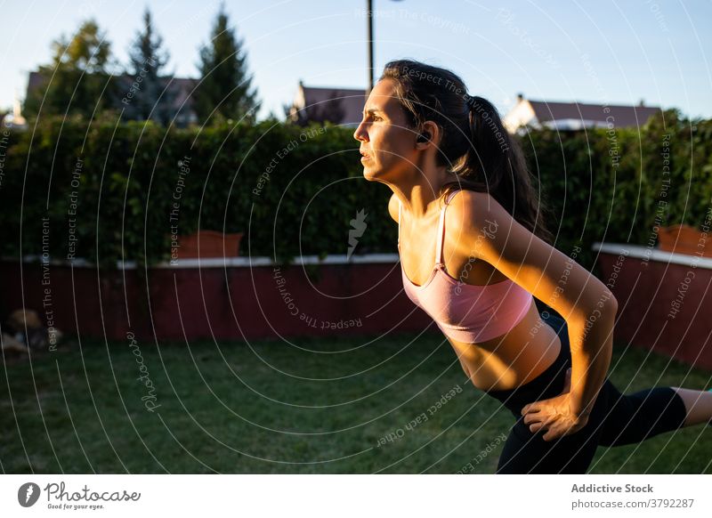 Schlanke Frau macht Übungen im Innenhof im Sommer Training Athlet Sonnenuntergang Sportbekleidung Gesundheit Fitness passen Wohlbefinden Vitalität Wellness