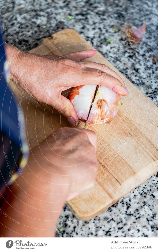 Frau schält Zwiebel auf Schneidebrett Koch geschnitten sich[Akk] schälen vorbereiten Lebensmittel Küche Bestandteil Prozess kulinarisch Hausfrau Rezept Speise