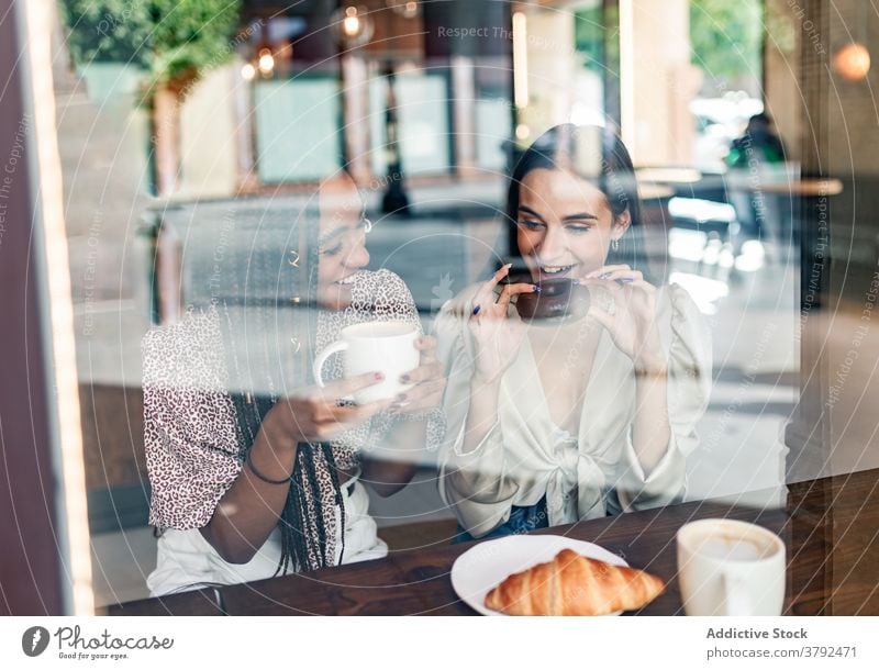 Junge stilvolle Frauen mit Kaffeepause im Café Freund Sitzung Glück heiter Zusammensein Talkrunde Stil sich[Akk] sammeln genießen trendy jung tausendjährig