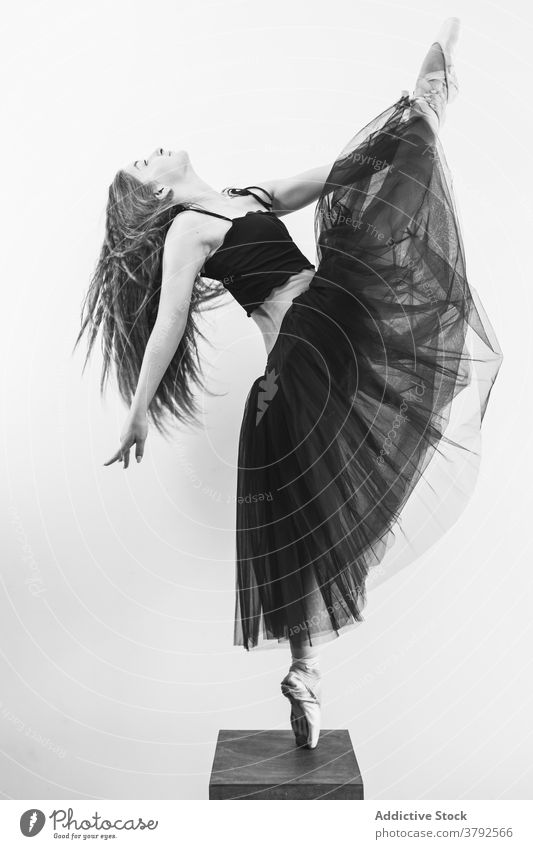 Schlanke Ballerina in Ballett-Pose auf Hocker Balletttänzer positionieren auf Zehenspitzen Schuh Gleichgewicht Anmut schlank Frau professionell Tanzen ausführen