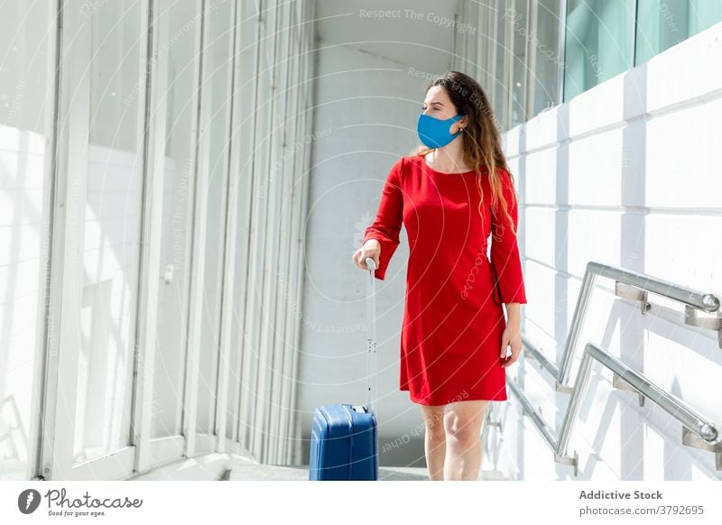 Reisende Frau mit Gepäck im Flughafen reisen warten Abheben Koffer Mundschutz Coronavirus Tourist Passagier Urlaub Feiertag Fenster Ausflug Reisender modern