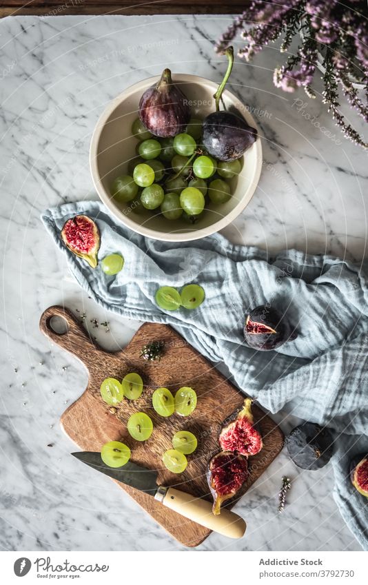 Leckere Früchte auf dem Tisch zu Hause Frucht Ordnung Traube Feige Küche süß Handtuch frisch Vitamin gesunde Ernährung Murmel lecker Gesundheit organisch