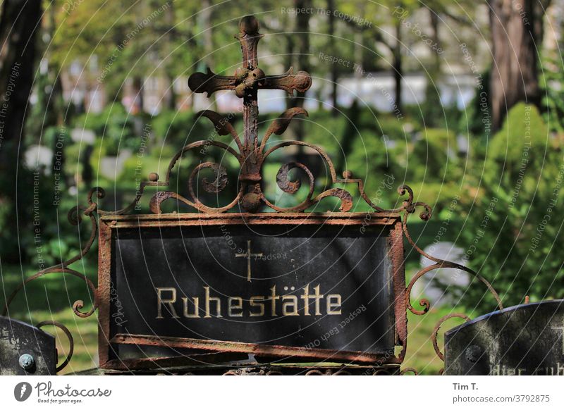 Rostige Ruhestätte Friedhof Berlin Grabstätte greifen Grabmal Rastplatz