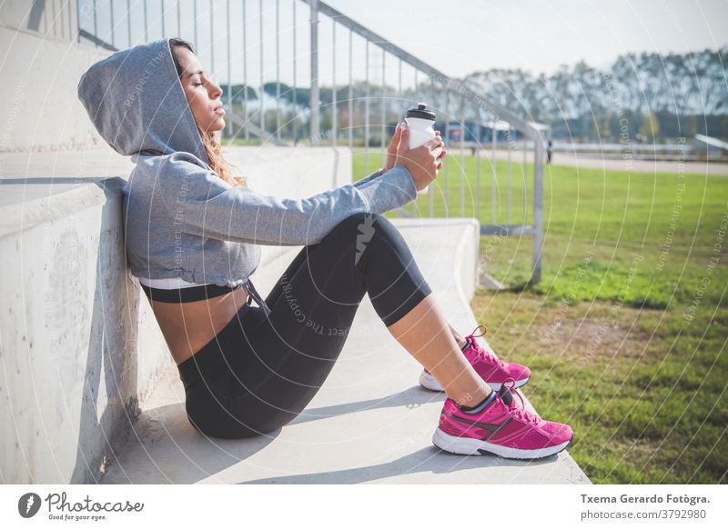 Porträt einer schönen Sportlerin beim Sonnenbaden Sportkleidung Erwachsener sportlich Mädchen Läufer Übung Herz Fitness Frau Joggen Lifestyle Smartphone