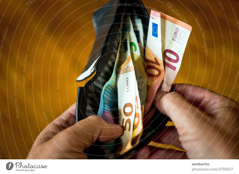 Bargeld in Portemonnaie bank bargeld bestechung bezahlung einnahmen euro finanzen geldbörse geldschein korruption papiergeld portemonnaie schwarzgeld spielgeld