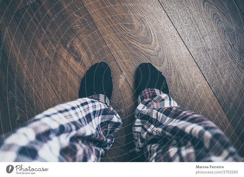 Füße von oben auf Holzboden in Pyjamas Hintergrund blau lässig Nahaufnahme gemütlich gezeichnet Fee Mode Fuß Stock Lebensmittel Schuhe heimwärts Beine Lifestyle