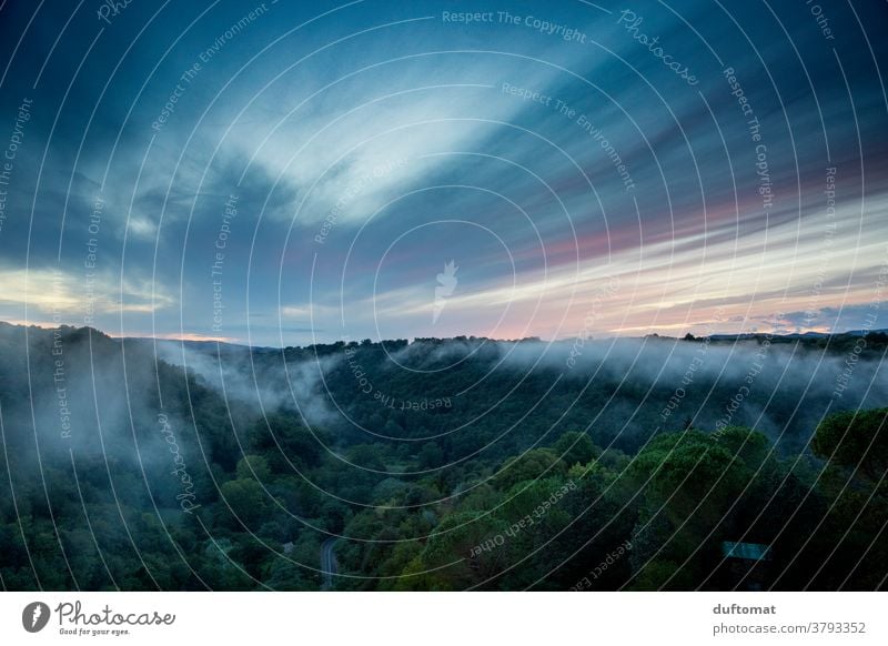 Abendstimmung mit Nebel in toskanischer Landschaft Italien Toscana Berge u. Gebirge Tal Himmel Natur Wolken Hügel Aussicht Panorama (Aussicht) Felsen Umwelt