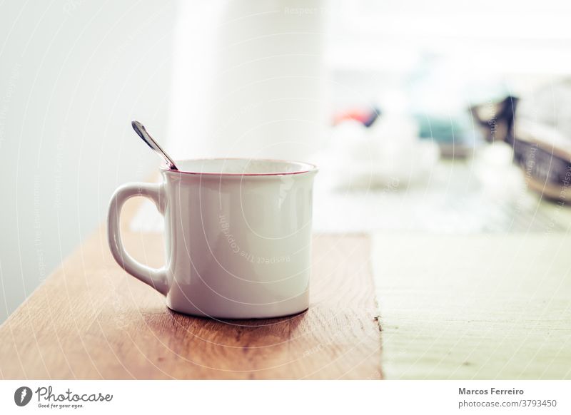 weiße Tasse Frühstück auf Holztisch einfach leer Sauberkeit Kaffeetasse Porzellan nordisch skandinavisch Licht Design Textur Getränk modern Cappuccino Fenster