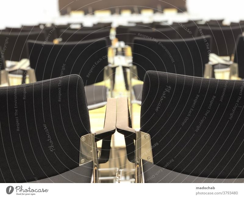 Nach der Pressekonferenz Stühle Konferenzraum Veranstaltung Sitzgelegenheit leer Sitzreihe Bestuhlung Publikum Stuhlreihe frei Platz Reihe Menschenleer warten