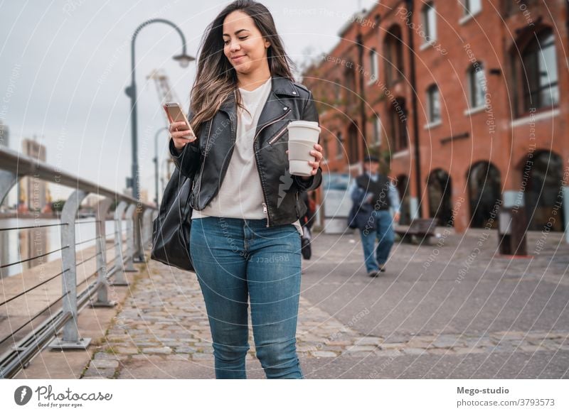 Junge Frau benutzt ihr Telefon. Straße Smartphone Großstadt Mobile Menschen urban klug Funktelefon Text jung SMS Nachricht im Freien Erwachsener online Internet