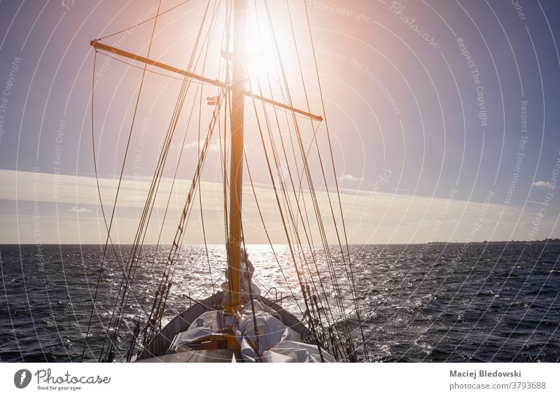 Segeln gegen den Sonnenuntergang. Schiff Abenteuer reisen Sport Wasser Kreuzfahrt Freiheit winken MEER Lifestyle Schoner Horizont Boot Wind Meer Mast Verkehr