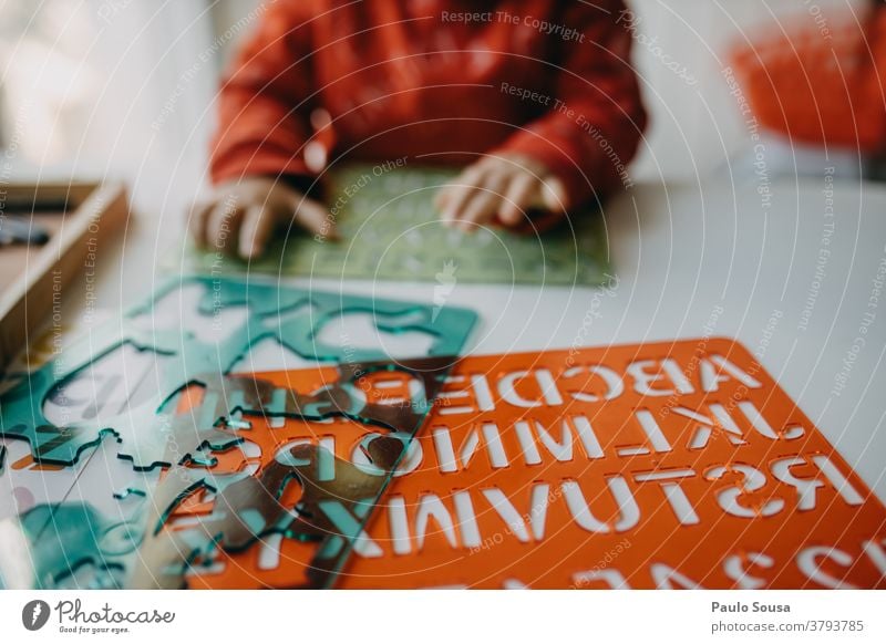 Kind spielt Bildungsspiel zu Hause Kinderspiel Kindergarten lehrreich Alphabet Buchstaben authentisch Schriftzeichen lernen Schule Farbfoto Spielen