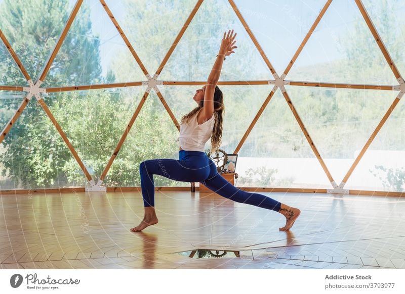 Anonyme Frau in Crescent-Lunge-Pose auf dem Boden stehend halbmondförmiger Ausfallschritt Yoga Gleichgewicht beweglich Barfuß Vitalität Wellness