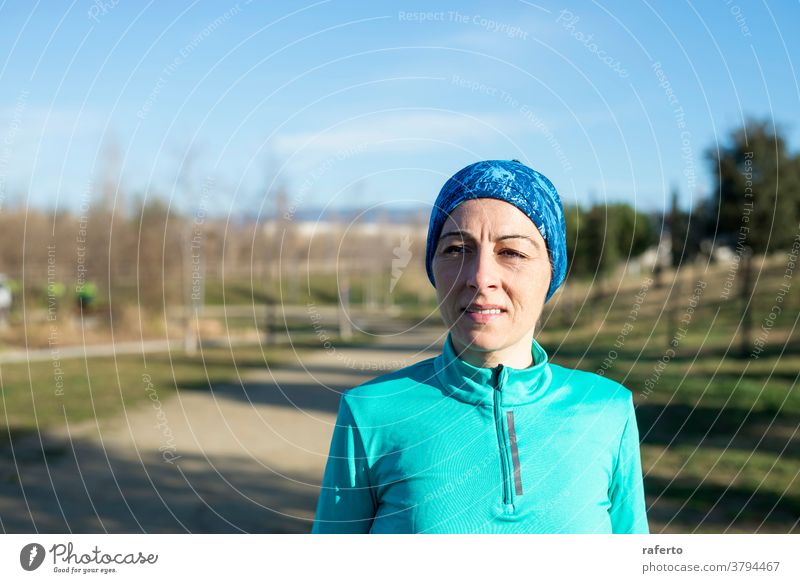 Porträt einer reifen Läuferin mit Sportstirnband im Park passen Natur alt Frau gealtert Lifestyle Person Training Senior im Freien Gesundheit älter laufen