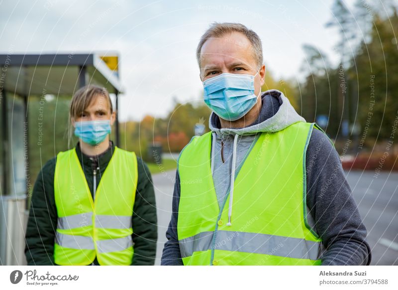 Coronavirus-Müll. Freiwillige, die gebrauchte medizinische Einwegmasken und -handschuhe in der Nähe der Bushaltestelle und entlang der Autobahn sammeln. Das Problem der Umweltverschmutzung während einer Pandemie COVID-19
