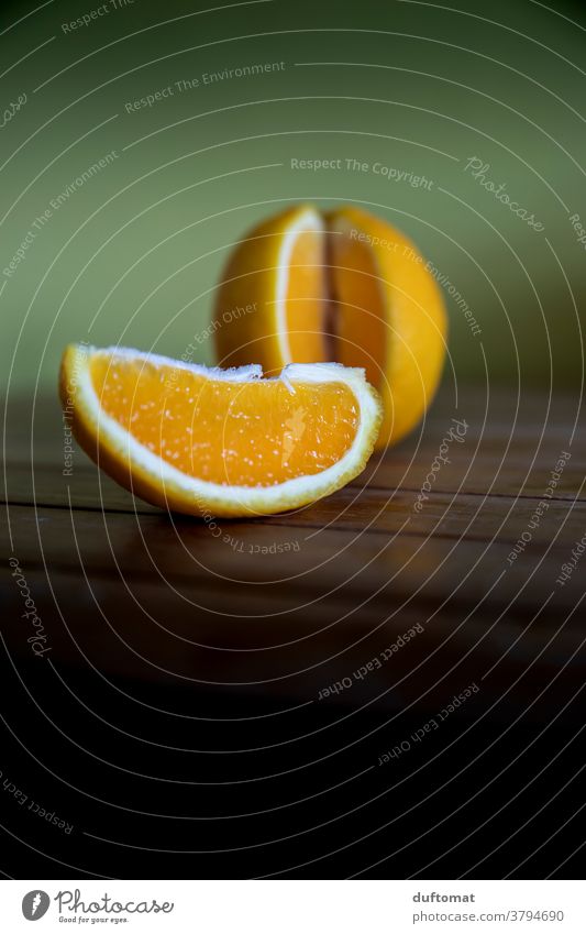Orange und Orangenscheibe auf Holztisch Vitamin Ernährung Lebensmittel Gesundheit Frucht Vitamin C Bioprodukte Vegetarische Ernährung Gesunde Ernährung