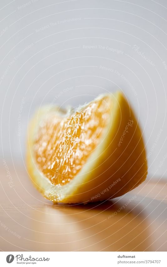 Makro Aufnahme einer Orangenscheibe auf Tisch Vitamin Ernährung Lebensmittel Gesundheit Frucht Vitamin C Bioprodukte Vegetarische Ernährung Gesunde Ernährung