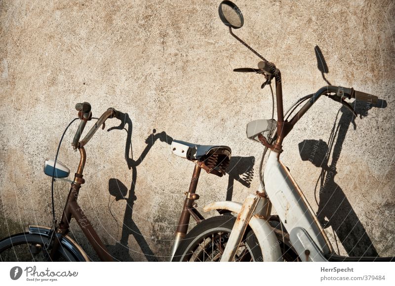Gemeinsam rosten (II) Italien Haus Gebäude Mauer Wand Oldtimer Motorrad Fahrrad Kleinmotorrad alt ästhetisch kaputt schön trist braun weiß Einsamkeit