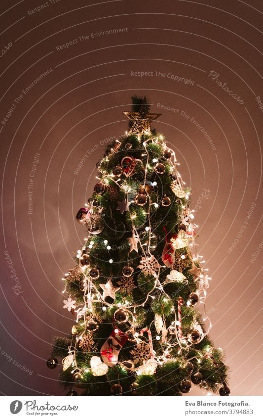 Inneneinrichtung des Weihnachtszimmers, geschmückt mit Lichtern Baum heimwärts Urlaub Weihnachtsmann im Innenbereich niemand Nacht Zauberei u. Magie dunkel