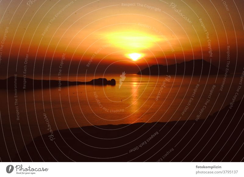 Sonnenuntergang am Meer auf einer griechischen Insel Abend Stimmungsbild Himmel leuchten retro Sonnenuntergangsstimmung Roter Himmel Abendlicht Licht