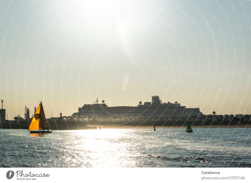 Das Meer, ein Segelboot, Steuerbordtonne, Strandhäuschen vor dem Pier, dahinter ein Kreuzfahrtschiff Wasser Nordsee Kai Hafen Sonne Himmel Blau Orange