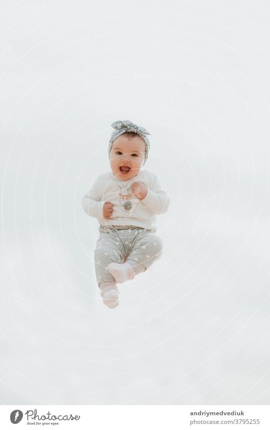 Porträt eines Kindes in der Luft. Schönes lächelndes Kind Konzept Schutzhelm Lächeln Ebene blau schön jung Air Kaukasier Menschen Freude Glück Mädchen Frau