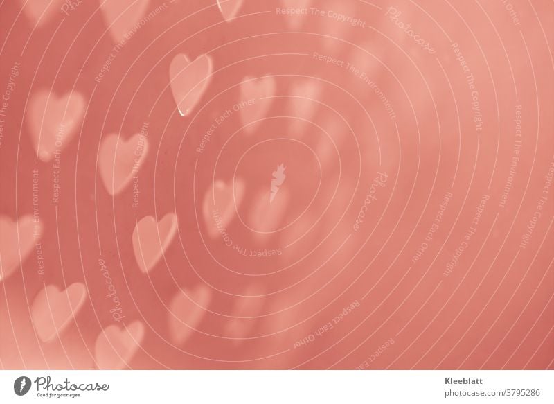 Romantisch zarte hellrote kleine Herzchen fast schwebend mit viel Textfreiraum romantisch Valentinstag Dekoration & Verzierung Hintergrund Feiertag