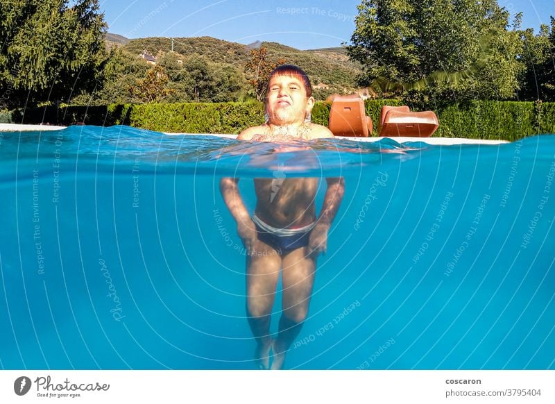 Kleiner Junge spielt auf einem Schwimmbad aktiv Aktivität Waffen schön blau Kind Kindheit niedlich Tropfen Emotion genießen genießend Spaß Fröhlichkeit Glück