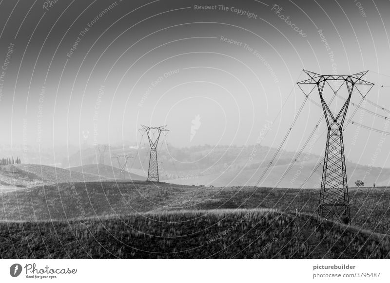 Strommasten in der Landschaft Toskana Italien Himmel Hügel Stromleitung Dunst Felder Weite menschenleer Außenaufnahme Tag Schönes Wetter Textfreiraum oben
