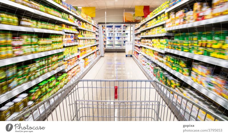 Einkaufswagen im Supermarkt Lebensmittel Einzelhandel einkaufen Warenregal Handel Sortiment Verkauf Innenraum verkaufen Lebensmittelhandel Angebot Convenience