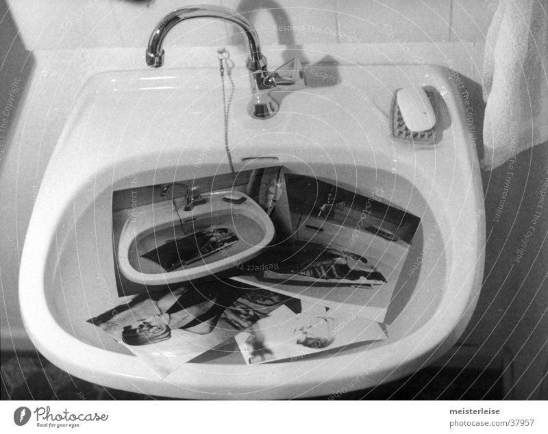 wässern Waschbecken Fotografie gießen Häusliches Leben Erfinden Wasser Schwarzweißfoto