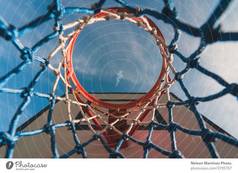 Blick von unten auf einen Basketballkorb. Abstrakter Blick auf ein Basketballnetz. blau Reifen Sport Netz Spielen Korb Himmel Außenaufnahme Ballsport Park
